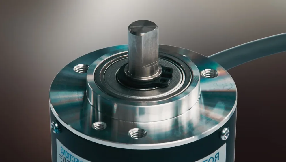 Encoder rotativo metálico visto de cima, com eixo central